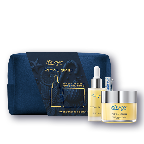 Vital Skin Geschenkset von La mer mit Tagescreme und Serum mit Q10 und Vitamin C in blauer Kosmetiktasche
