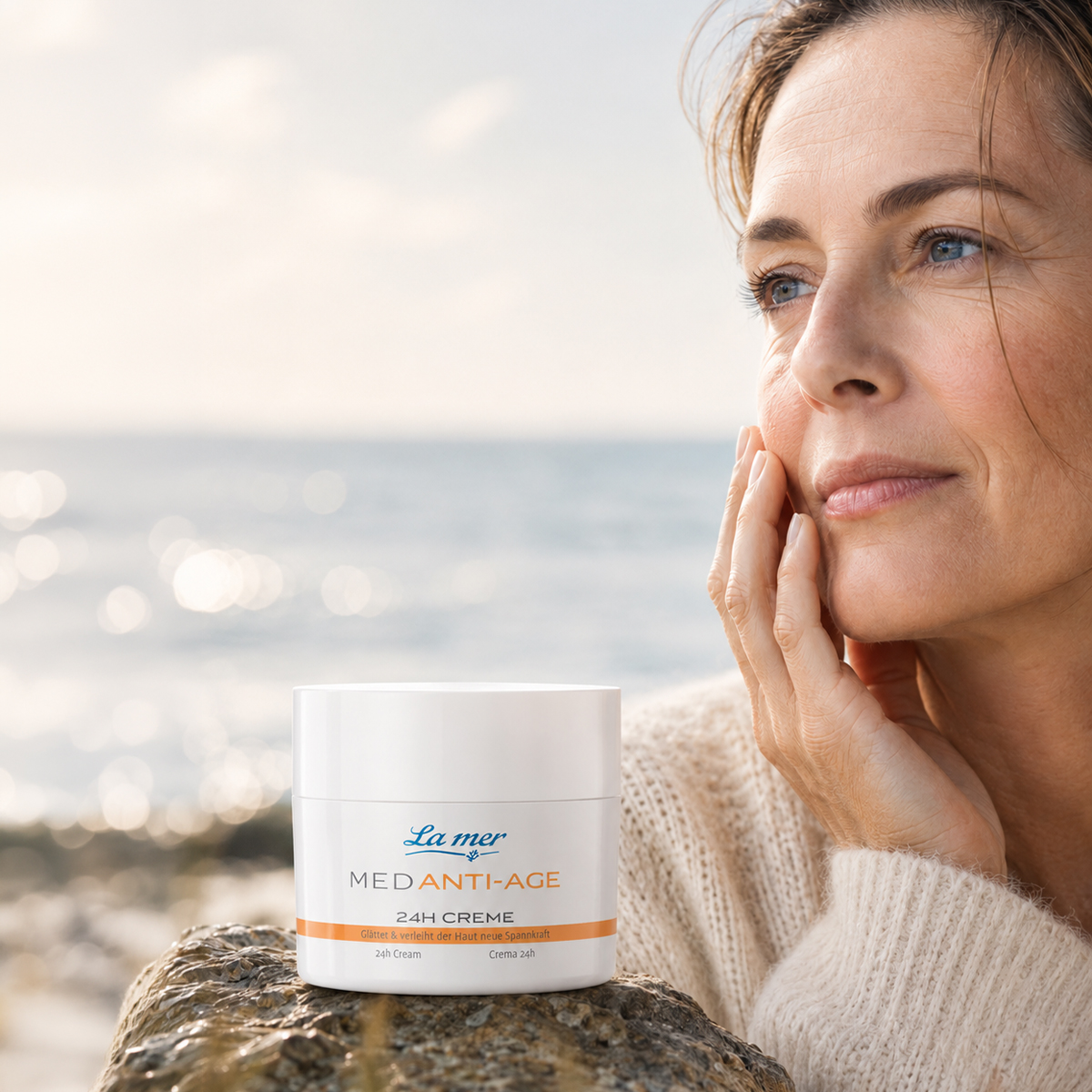 Frau mit reifer Haut am Meer neben der La mer MED Anti-Age 24h Creme für glattere und straffere Haut