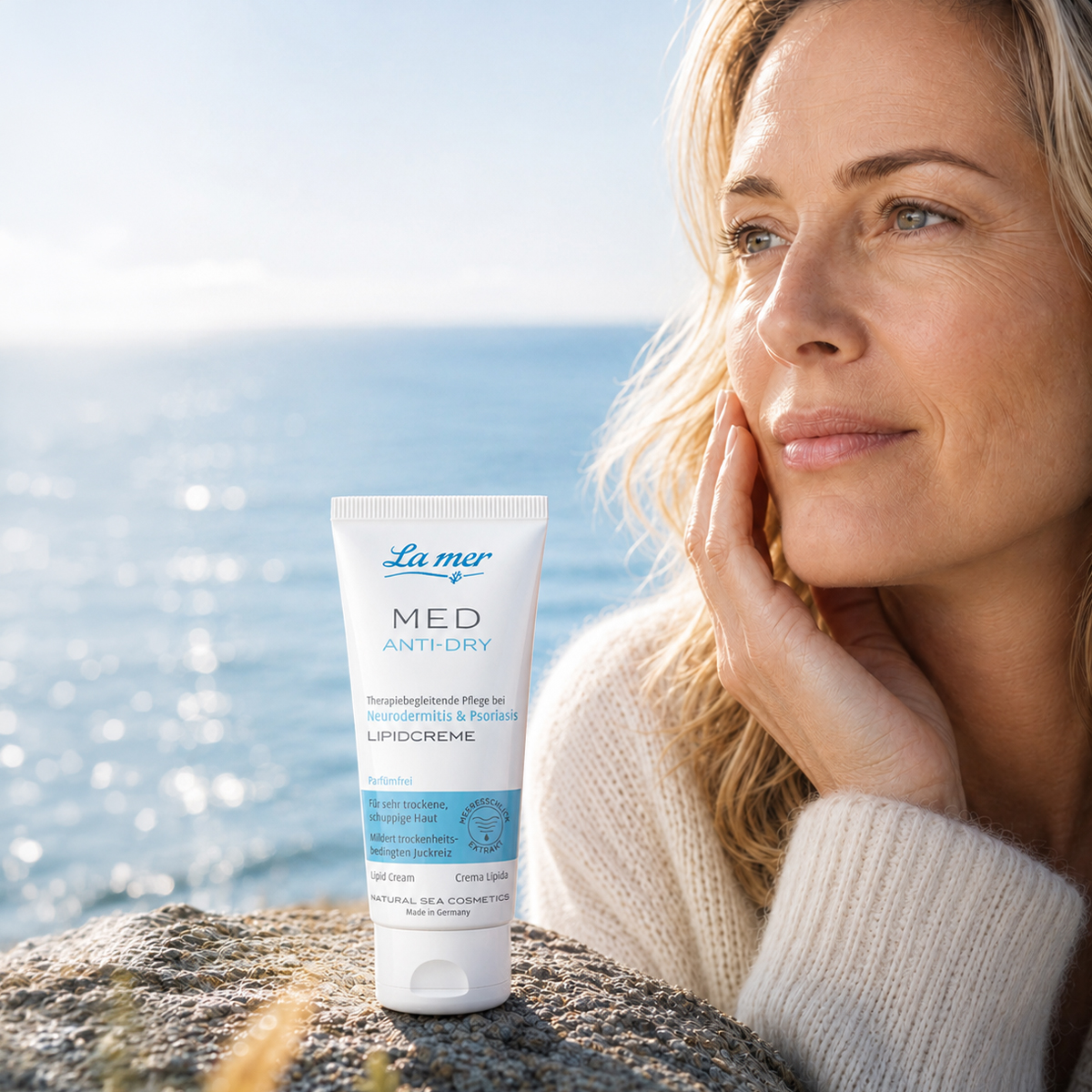La mer MED Anti-Dry Lipidcreme für sehr trockene Haut vor einer Meereskulisse