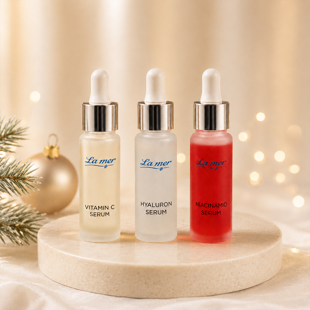 Vitamin C, Hyaluron und Niacinamid Seren von La mer für intensive Hautpflege in weihnachtlicher Atmosphäre