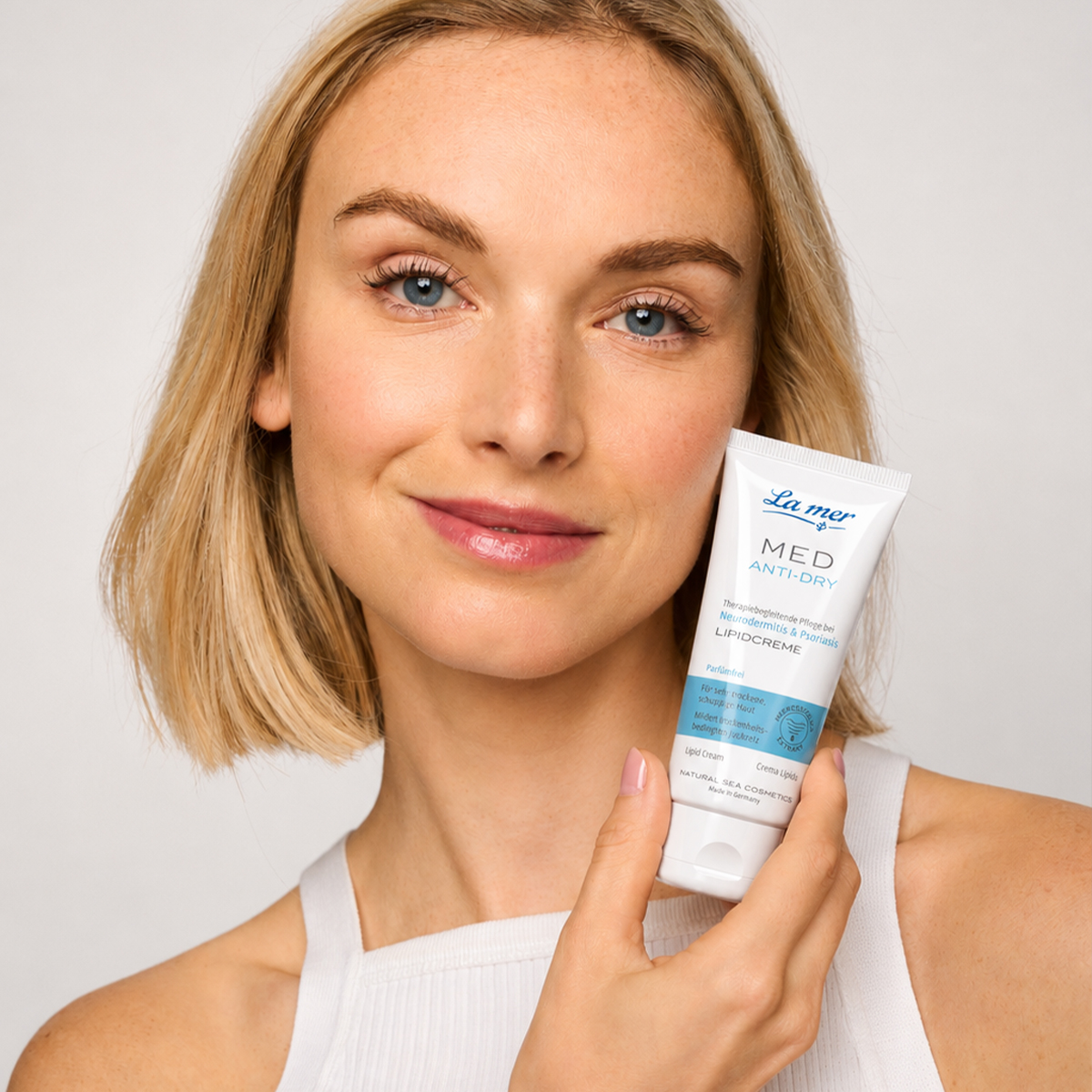 Frau mit La mer MED Anti-Dry Lipidcreme für sehr trockene Haut