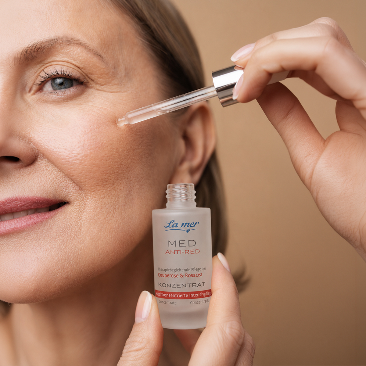 Anwendung des La mer MED Anti-Red Konzentrats mit Pipette auf zu Rötungen neigender Haut