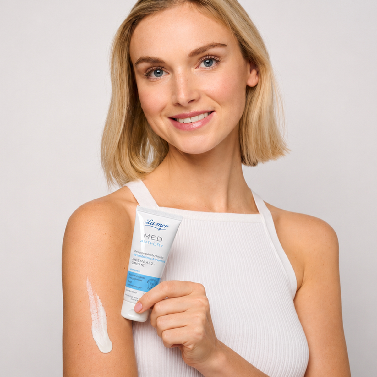 Frau mit La mer MED Anti-Dry Meersalzcreme für sehr trockene Haut