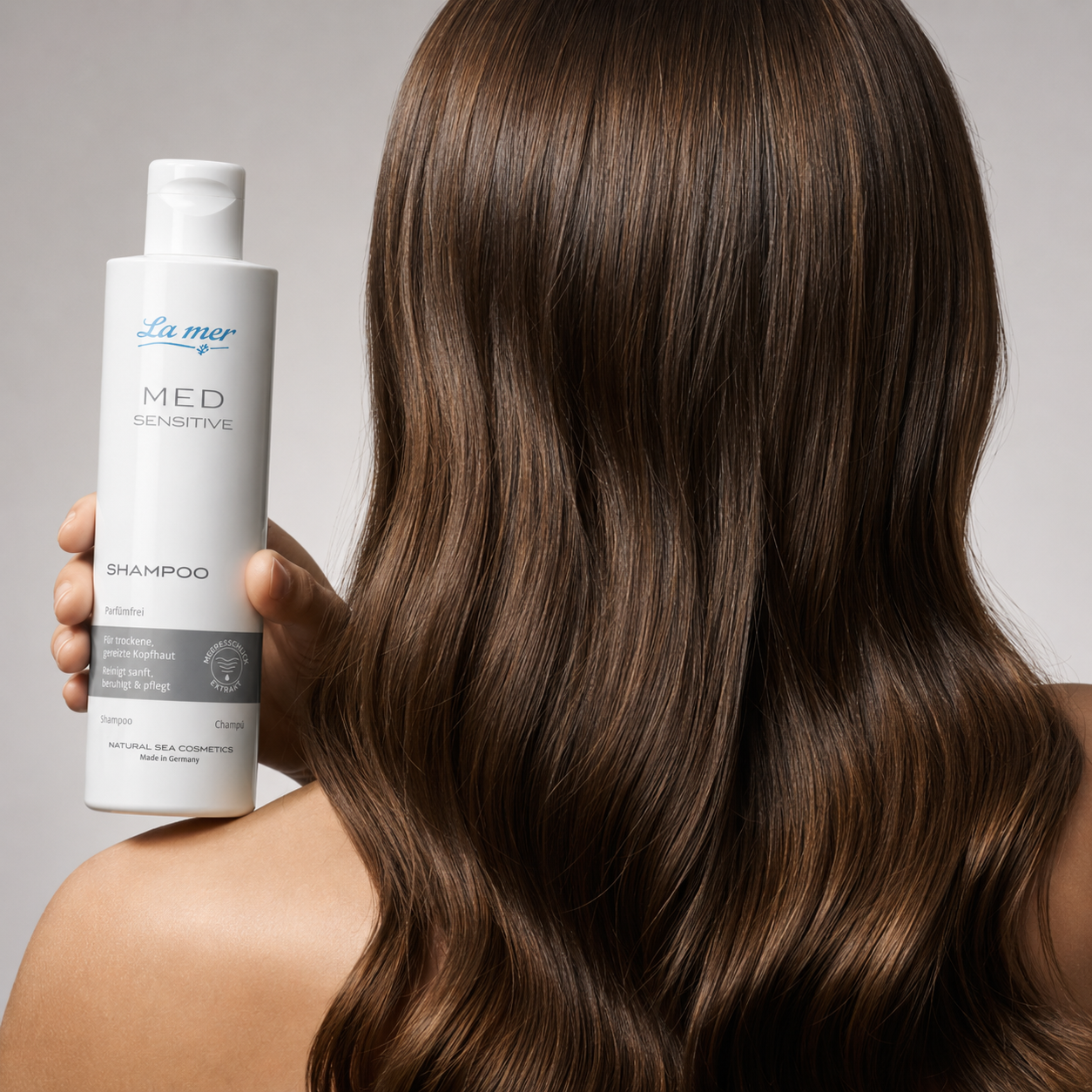Frau mit gepflegtem Haar und La mer MED Sensitive Shampoo