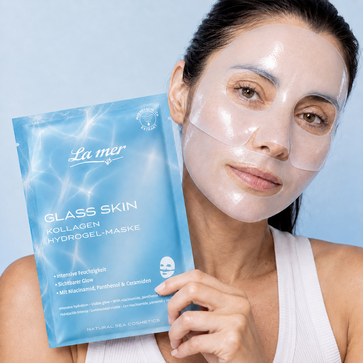 Frau mit Glass Skin Hydrogel-Maske von La mer