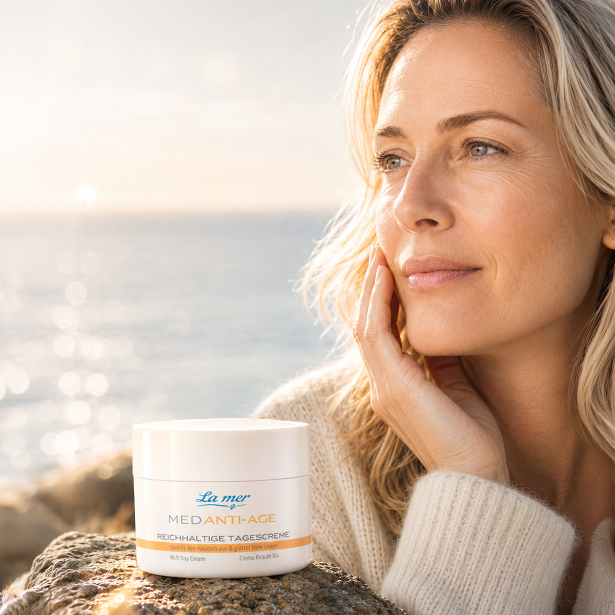 Frau mit reifer Haut und La mer MED Anti-Age Tagescreme am Meer