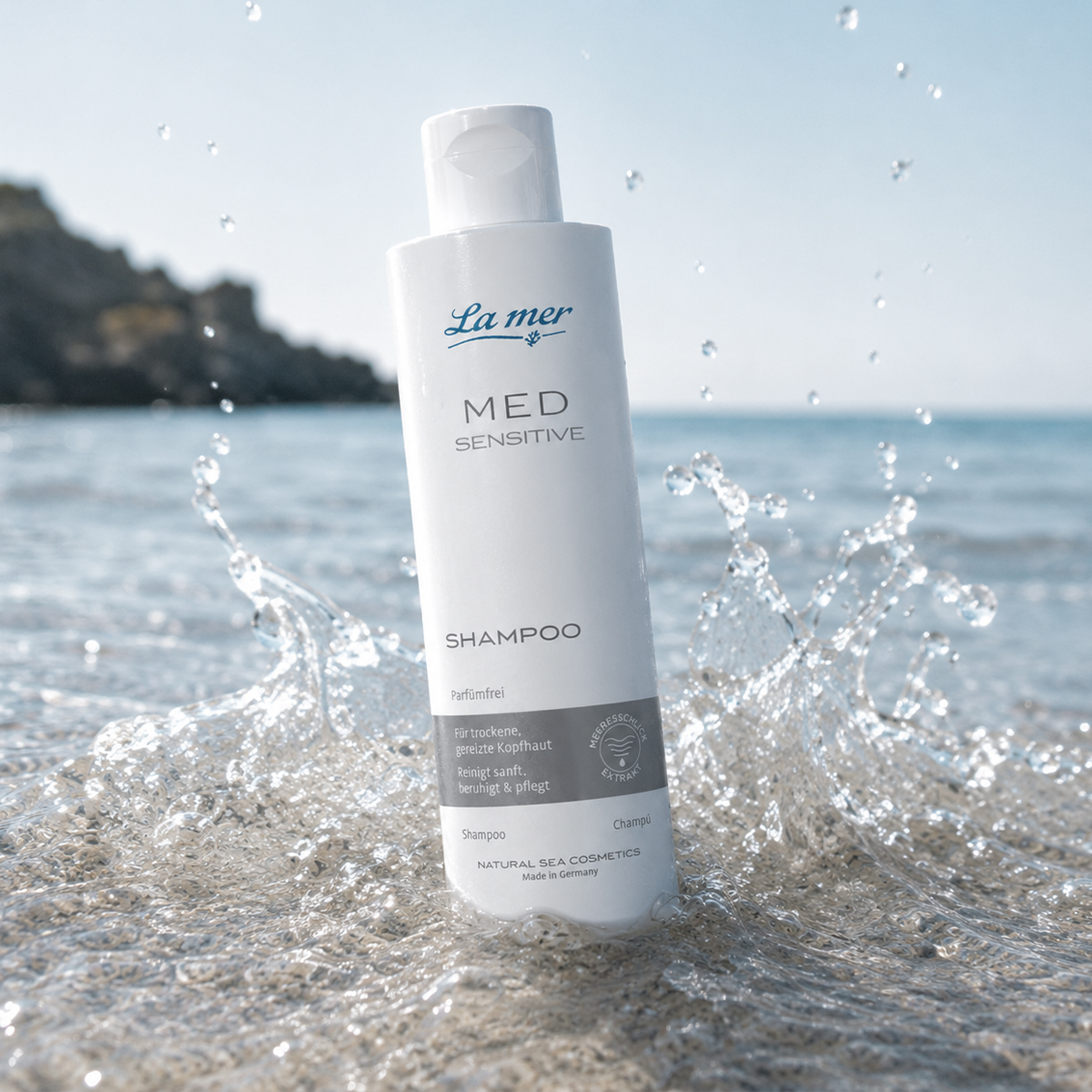 La mer MED Sensitive Shampoo für trockene und gereizte Kopfhaut vor maritimer Kulisse